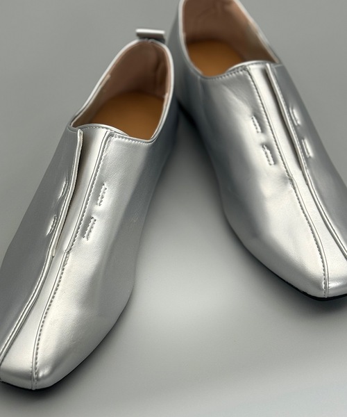 ANOTHER S（アナザーエス）の「ポインテッドトゥメタリックローファー（ローファー・レディース・ブラック/アイボリー/シルバー・37/39/38）」の9枚目の写真