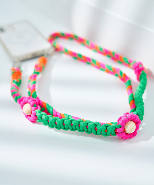 macaroni edge(マカロニエッジ)の「〈macaroni edge/マカロニエッジ〉ソロモン編み ポイントフラワー 3WAYスマホショルダーストラップ(スマホグッズ・レディース・チャコールグレー×パープル/グリーン×ピンク/コーラルピンク/ブラック×ホワイト/ベージュ/バーガンディー/パープル/ダークグリーン/ブラック/オレンジ/ピンク系その他/ホワイト×ブルー・ONE SIZE)」の7枚目の写真