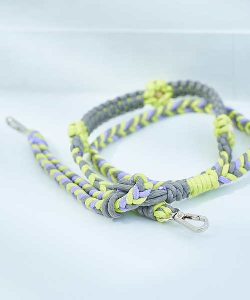 macaroni edge(マカロニエッジ)の「〈macaroni edge/マカロニエッジ〉ソロモン編み ポイントフラワー 3WAYスマホショルダーストラップ(スマホグッズ・レディース・チャコールグレー×パープル/グリーン×ピンク/コーラルピンク/ブラック×ホワイト/ベージュ/バーガンディー/パープル/ダークグリーン/ブラック/オレンジ/ピンク系その他/ホワイト×ブルー・ONE SIZE)」の14枚目の写真