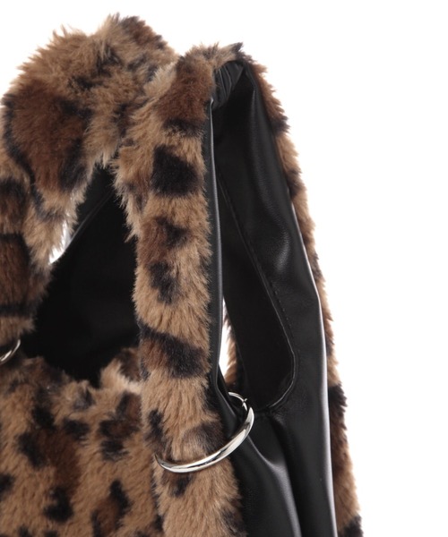 LAKOLE（ラコレ）の「ファーチェーンショルダーバッグ / 132243（ショルダーバッグ・レディース・オフホワイト/グレー/ライトグリーン/レオパード・FREE）」の12枚目の写真