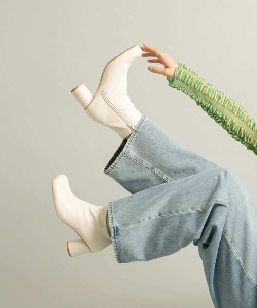 KBF（ケイビーエフ）の「ステッチデザインラウンドトゥブーツ（ブーツ・レディース・グレー系その他/アイボリー/ブラック・38/36/37）」の2枚目の写真