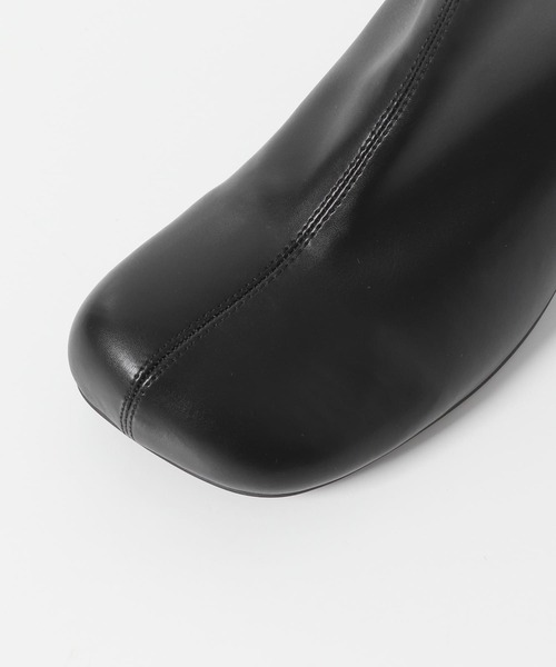 KBF（ケイビーエフ）の「ステッチデザインラウンドトゥブーツ（ブーツ・レディース・グレー系その他/アイボリー/ブラック・38/36/37）」の4枚目の写真