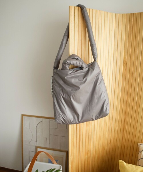 WEEKEND(ER)（ウィークエンダー）の「WEEKEND(ER) × FREAK'S STORE/ウィークエンダー × フリークスストア 別注PUFF TOTE/別注パフトート（トートバッグ・レディース・グレー/オリーブ/ブラック/ベージュ・ONE SIZE）」の6枚目の写真