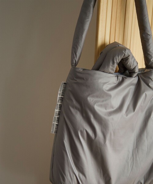 WEEKEND(ER)（ウィークエンダー）の「WEEKEND(ER) × FREAK'S STORE/ウィークエンダー × フリークスストア 別注PUFF TOTE/別注パフトート（トートバッグ・レディース・グレー/オリーブ/ブラック/ベージュ・ONE SIZE）」の5枚目の写真