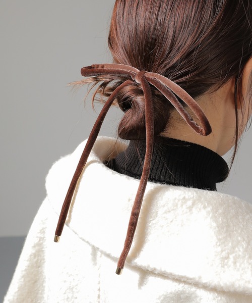 Monocoro toppi（モノコロトッピ）の「ベロア ビックタイトリボン ヘアカフ ヘアゴム（その他ヘアアクセサリー・レディース・ブラウン/アイボリー/ブラック/グレー・フリー）」の4枚目の写真