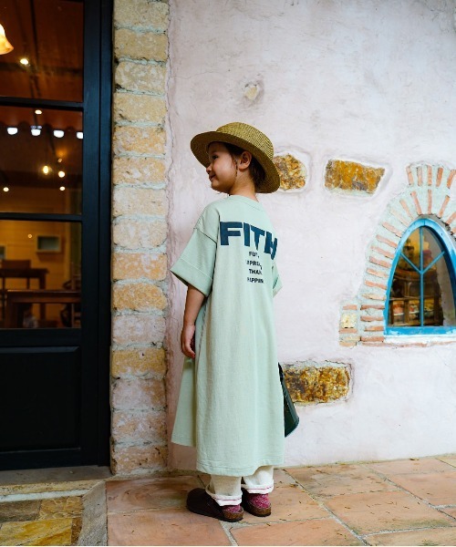 FITH(フィス)の「Smooth Cotton Jersey and Back Logo Dress(ドレス・キッズ・チャコールグレー/グリーン・120/110)」の1枚目の写真