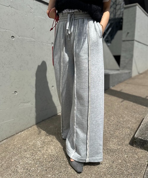 mi via loca(ミヴィアロカ)の「ウラケ カットオフ ワイド スウェットパンツ(スウェットパンツ・レディース・ブラック/ピンク/トップグレー・FREE)」の2枚目の写真