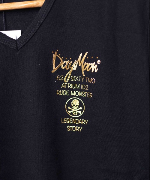 d.i.a. ブラック Vネック ロンT バックプリント セール】○Day Moon○バックプリントVネックL/S-T（Tシャツ