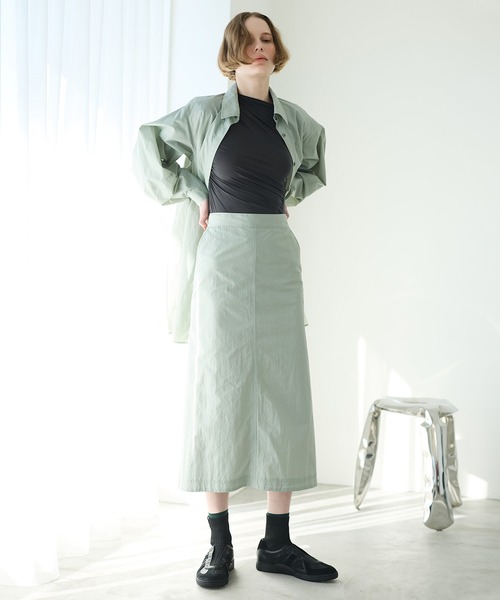 LE CIEL BLEU(ルシェルブルー)の「ナイロンレザーミディスカート / Nylon Leather Midi Skirt(スカート・レディース・ライトグリーン/オレンジ/ブラック・36/38)」の2枚目の写真