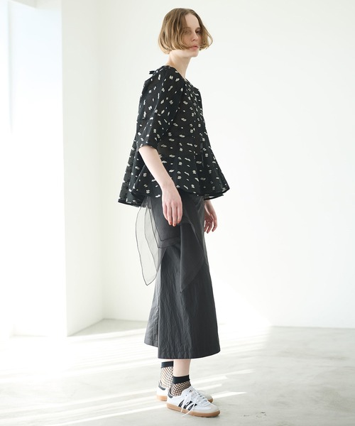 LE CIEL BLEU(ルシェルブルー)の「ナイロンレザーミディスカート / Nylon Leather Midi Skirt(スカート・レディース・ライトグリーン/オレンジ/ブラック・36/38)」の7枚目の写真