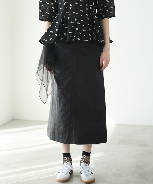 LE CIEL BLEU(ルシェルブルー)の「ナイロンレザーミディスカート / Nylon Leather Midi Skirt(スカート・レディース・ライトグリーン/オレンジ/ブラック・36/38)」の6枚目の写真