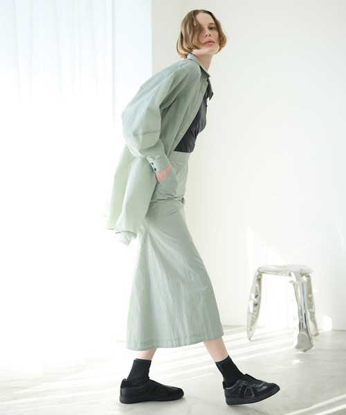 LE CIEL BLEU(ルシェルブルー)の「ナイロンレザーミディスカート / Nylon Leather Midi Skirt(スカート・レディース・ライトグリーン/オレンジ/ブラック・36/38)」の22枚目の写真