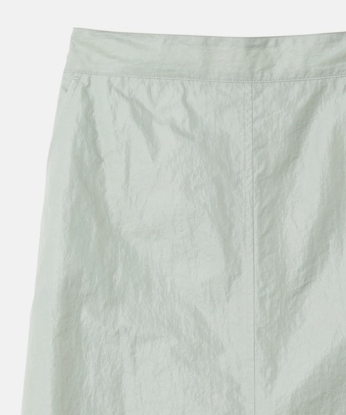 LE CIEL BLEU(ルシェルブルー)の「ナイロンレザーミディスカート / Nylon Leather Midi Skirt(スカート・レディース・ライトグリーン/オレンジ/ブラック・36/38)」の16枚目の写真