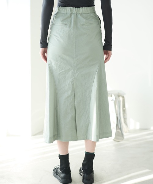 LE CIEL BLEU(ルシェルブルー)の「ナイロンレザーミディスカート / Nylon Leather Midi Skirt(スカート・レディース・ライトグリーン/オレンジ/ブラック・36/38)」の18枚目の写真