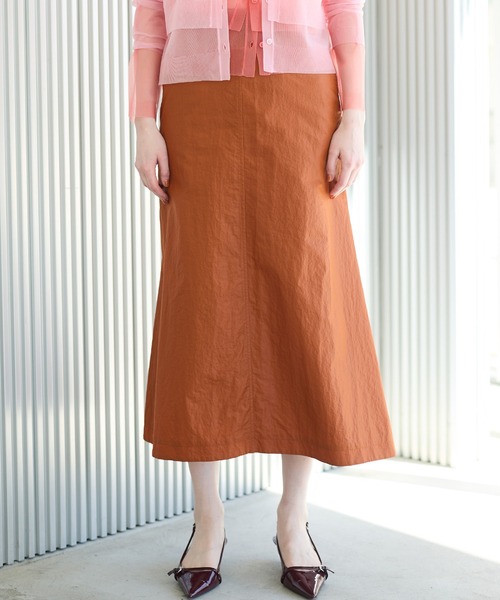 LE CIEL BLEU(ルシェルブルー)の「ナイロンレザーミディスカート / Nylon Leather Midi Skirt(スカート・レディース・ライトグリーン/オレンジ/ブラック・36/38)」の13枚目の写真