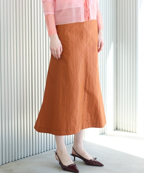 LE CIEL BLEU(ルシェルブルー)の「ナイロンレザーミディスカート / Nylon Leather Midi Skirt(スカート・レディース・ライトグリーン/オレンジ/ブラック・36/38)」の11枚目の写真
