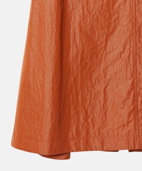 LE CIEL BLEU(ルシェルブルー)の「ナイロンレザーミディスカート / Nylon Leather Midi Skirt(スカート・レディース・ライトグリーン/オレンジ/ブラック・36/38)」の4枚目の写真