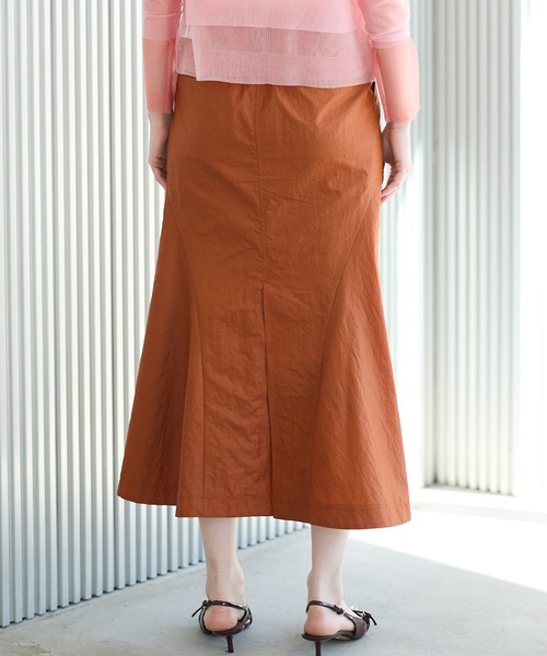 LE CIEL BLEU(ルシェルブルー)の「ナイロンレザーミディスカート / Nylon Leather Midi Skirt(スカート・レディース・ライトグリーン/オレンジ/ブラック・36/38)」の10枚目の写真