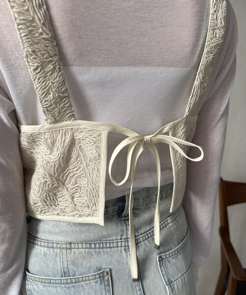 DouDou(ドゥドゥ)の「【WEB限定】刺繍レースキャミビスチェ(シャツ/ブラウス・レディース・アイボリー/ブラック・FREE)」の11枚目の写真