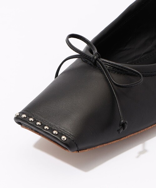 TOMORROWLAND (トゥモローランド)の「CHEMBUR SQ FLAT STUDS BALLET シューズ(パンプス・レディース・ホワイト/ブラック・38/37/36)」の3枚目の写真