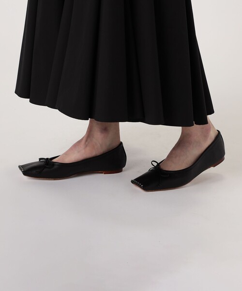 TOMORROWLAND (トゥモローランド)の「CHEMBUR SQ FLAT STUDS BALLET シューズ(パンプス・レディース・ホワイト/ブラック・38/37/36)」の7枚目の写真