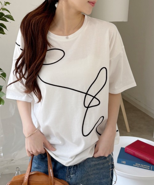 Eclat one(エクラワン)の「【Eclat one】ニュアンスライン オーバーサイズ Tシャツ(Tシャツ/カットソー・レディース・ブラック/ブルー/オフホワイト・FREE)」の2枚目の写真