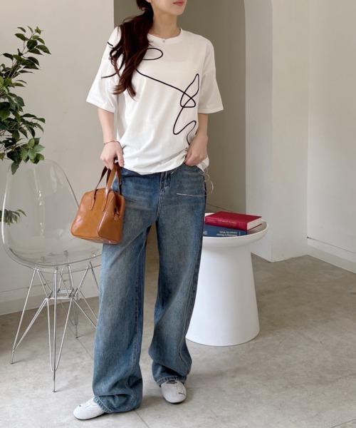 Eclat one(エクラワン)の「【Eclat one】ニュアンスライン オーバーサイズ Tシャツ(Tシャツ/カットソー・レディース・ブラック/ブルー/オフホワイト・FREE)」の6枚目の写真