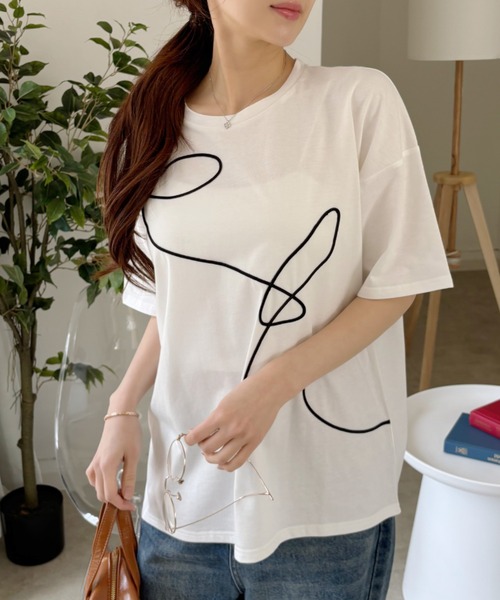 Eclat one(エクラワン)の「【Eclat one】ニュアンスライン オーバーサイズ Tシャツ(Tシャツ/カットソー・レディース・ブラック/ブルー/オフホワイト・FREE)」の4枚目の写真