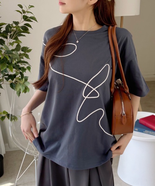 Eclat one(エクラワン)の「【Eclat one】ニュアンスライン オーバーサイズ Tシャツ(Tシャツ/カットソー・レディース・ブラック/ブルー/オフホワイト・FREE)」の11枚目の写真