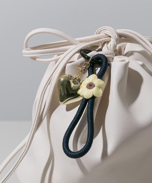 SMELLY（スメリー）の「ハートモチーフフラワーキーチェーン（キーホルダー・レディース・ミント/ブラック・-）」の2枚目の写真