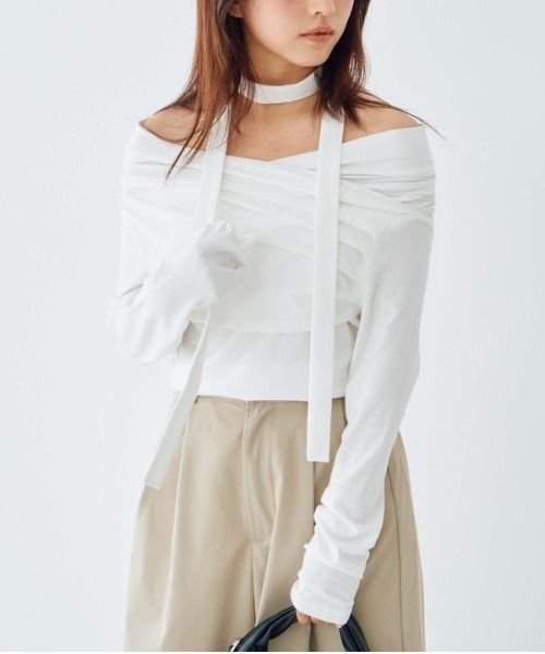 archives（アルシーヴ）の「タックドレープオフショルＴＯＰＳ（Tシャツ/カットソー・レディース・グレー/ブラック/ピンクベージュ/ブルー/オフホワイト・MEDIUM）」の2枚目の写真