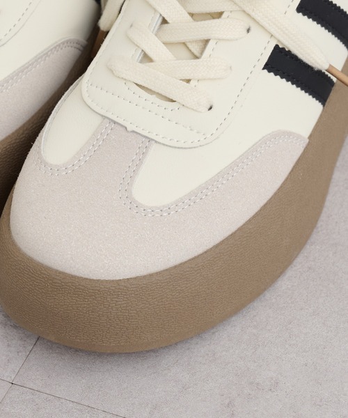 RAY CASSIN(レイカズン)の「厚底ラインスニーカー(スニーカー・レディース・ブラック/ホワイト・L/M/S)」の6枚目の写真