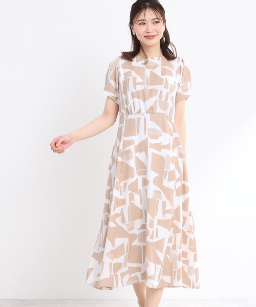 Reflect（リフレクト）の「【WEB先行カラーあり／マシンウォッシュ可】幾何モチーフプリントワンピース（ワンピース・レディース・オレンジ系その他2/ベージュ系/ブラック系・05/07/09/11/13/15 /17）」の3枚目の写真