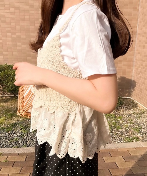 merrylatte(メリーラテ)の「かぎ編みレースビスチェ&Tシャツセット(その他トップス・レディース・アイボリー・FREE)」の2枚目の写真