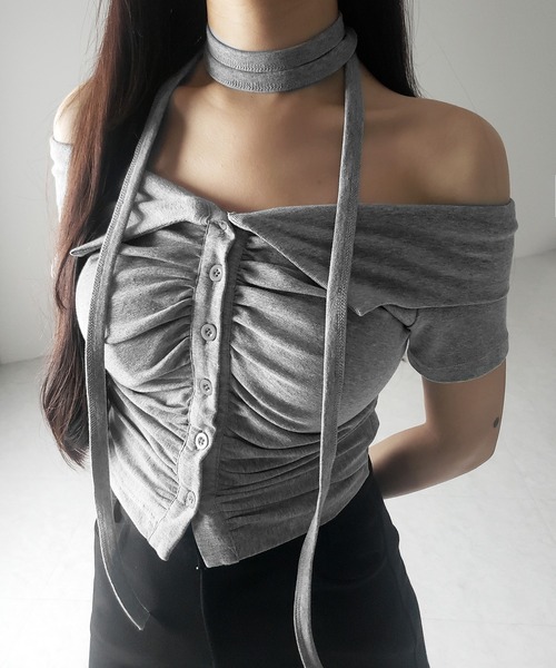 me+em select(ミームセレクト)の「【 3color 】チョーカーロングタイ付き オフショルダータックギャザーTシャツ / choker long tie SET offshoulder tuck gather slim T-shirt(Tシャツ/カットソー・レディース・ブラック/ライトグレー/ホワイト・FREE)」の3枚目の写真