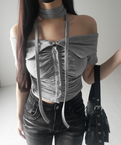 me+em select(ミームセレクト)の「【 3color 】チョーカーロングタイ付き オフショルダータックギャザーTシャツ / choker long tie SET offshoulder tuck gather slim T-shirt(Tシャツ/カットソー・レディース・ブラック/ライトグレー/ホワイト・FREE)」の5枚目の写真
