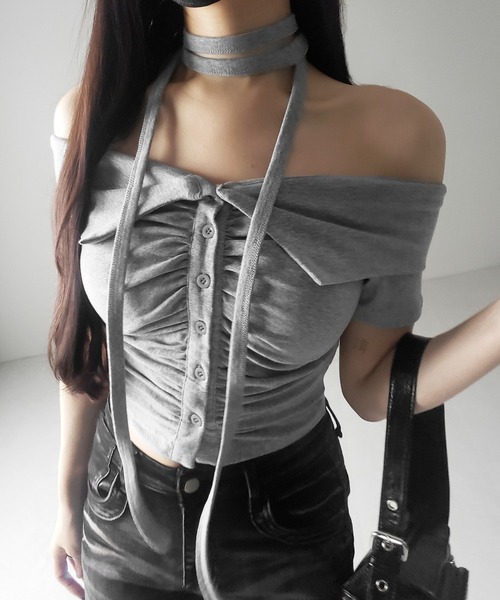 me+em select(ミームセレクト)の「【 3color 】チョーカーロングタイ付き オフショルダータックギャザーTシャツ / choker long tie SET offshoulder tuck gather slim T-shirt(Tシャツ/カットソー・レディース・ブラック/ライトグレー/ホワイト・FREE)」の6枚目の写真