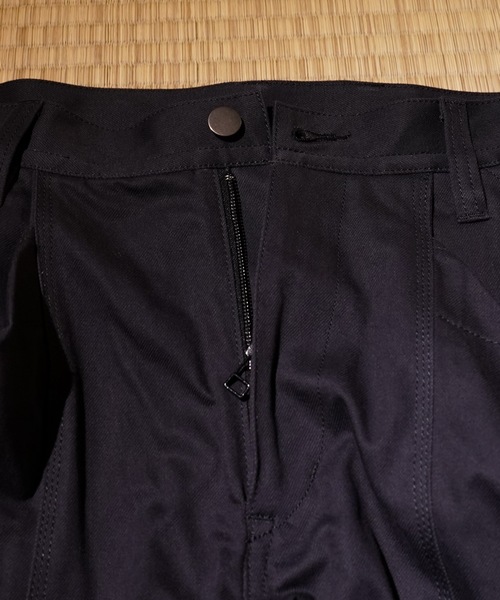 TROVE（トローヴ）の「TROVE x 岡部文彦 / BIG POCKET SHORTS CLASSIC 刈（カーゴパンツ・メンズ・ブラック/ベージュ・2/3/4）」の7枚目の写真