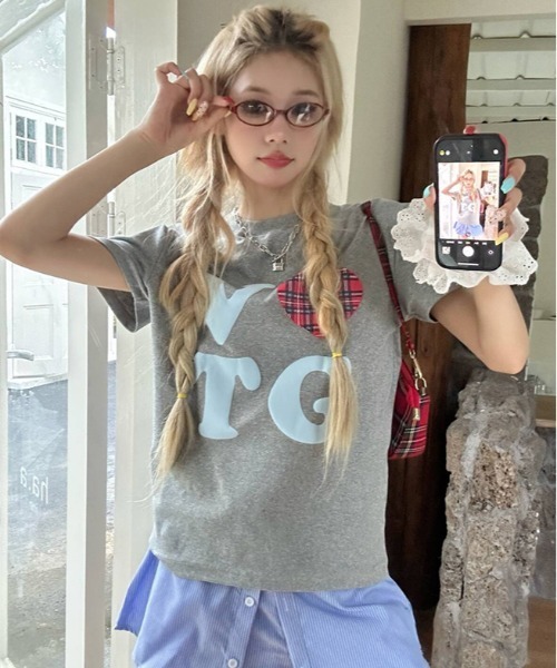 gossip!ロサンゼルス(ゴシップロサンゼルス)の「Y2K ハート チェックグラフィックプリントTシャツ(Tシャツ/カットソー・レディース・グレー/ホワイト・FREE)」の1枚目の写真