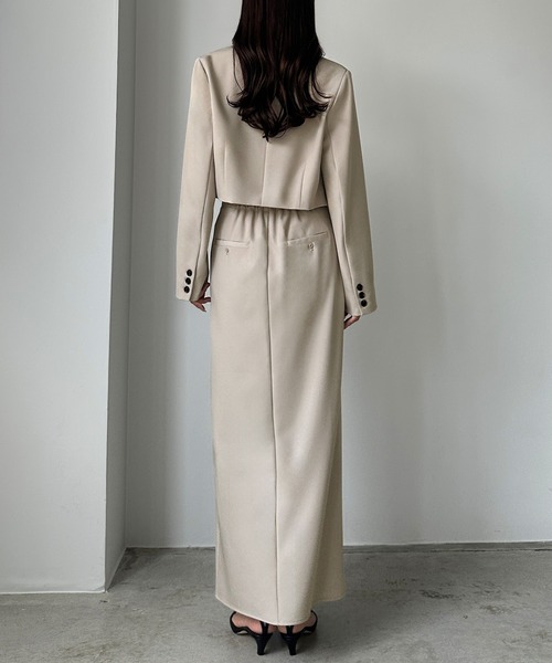 Louere（ルエレ）の「ショートテーラードジャケット＋前スリットタイトスカートSET（セットアップ・レディース・グレイッシュベージュ/ブラック/チャコール・X-LARGE/LARGE/MEDIUM/SMALL）」の6枚目の写真