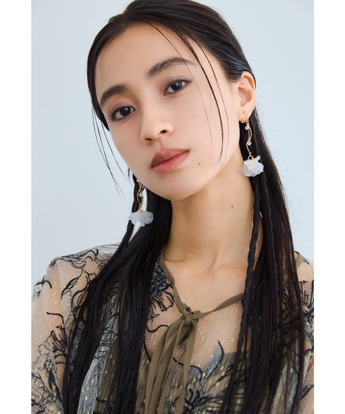 niana(ニアナ)の「シアーフラワーイヤリング 両耳 ロング ゴールド シルバー 結婚式 二次会 同窓会 成人式 パーティー お呼ばれ オケージョン フォーマル(イヤリング・レディース・ゴールド/シルバー・FREE)」の6枚目の写真