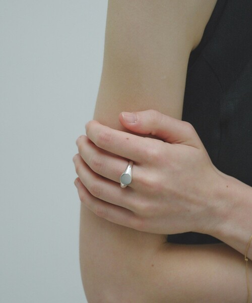 and cloud(アンドクラウド)の「Signet Circle Ring(リング・レディース・ブラック/シルバー/イエローゴールド・19号/15号/17号/13号/11号)」の12枚目の写真