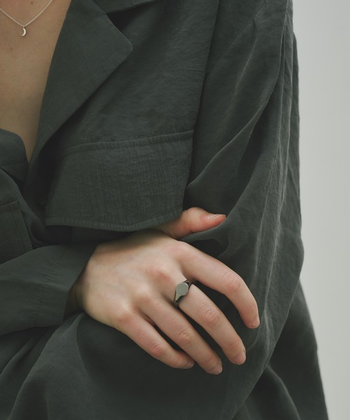 and cloud(アンドクラウド)の「Signet Circle Ring(リング・レディース・ブラック/シルバー/イエローゴールド・19号/15号/17号/13号/11号)」の5枚目の写真