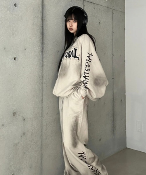 KsG(ケーエスジー)の「ダメージドルマンレタリングスウェット(スウェット・レディース・ベージュ/ブラック・X-LARGE/LARGE/MEDIUM)」の8枚目の写真