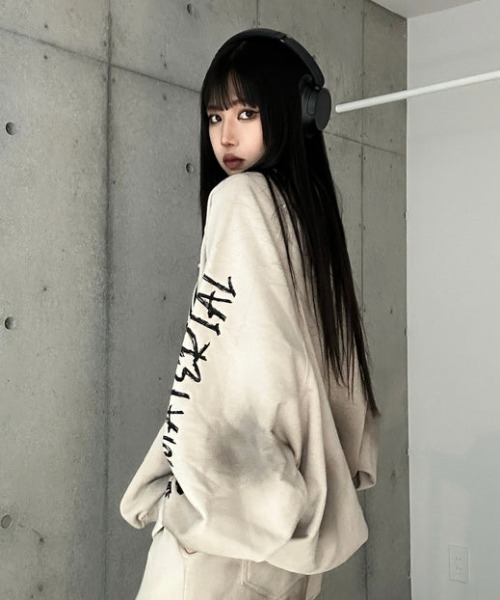 KsG(ケーエスジー)の「ダメージドルマンレタリングスウェット(スウェット・レディース・ベージュ/ブラック・X-LARGE/LARGE/MEDIUM)」の6枚目の写真
