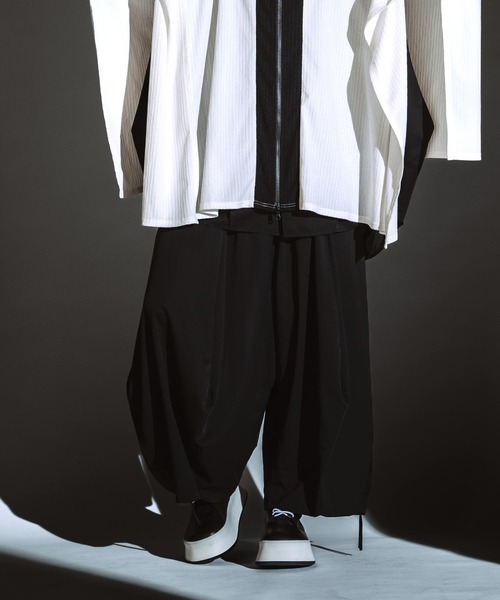 NO ID.(ノーアイディ)の「【NO ID.】Squid Gather Baggy Trousers / Squid ギャザー バギー トラウザーズ(スラックス・メンズ・グレー/ブラック・2/1)」の4枚目の写真