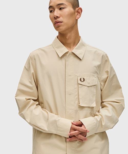 FRED PERRY（フレッドペリー）の「Poplin Overshirt／コットンポプリンオーバーシャツ（シャツ/ブラウス・メンズ・ブラック/ベージュ・M/L）」の2枚目の写真
