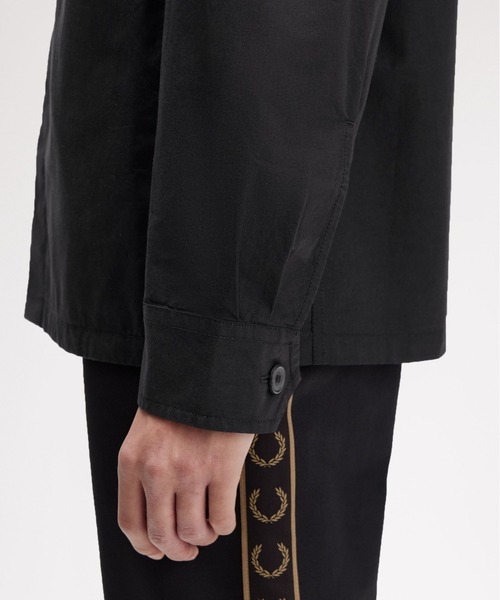 FRED PERRY（フレッドペリー）の「Poplin Overshirt／コットンポプリンオーバーシャツ（シャツ/ブラウス・メンズ・ブラック/ベージュ・M/L）」の4枚目の写真