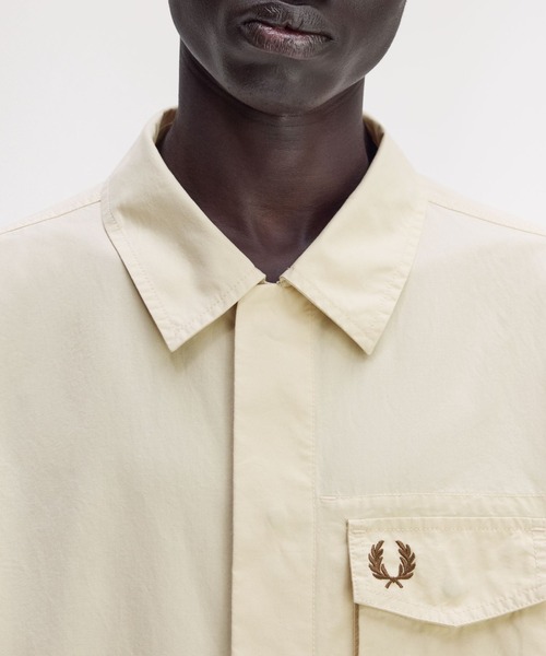FRED PERRY（フレッドペリー）の「Poplin Overshirt／コットンポプリンオーバーシャツ（シャツ/ブラウス・メンズ・ブラック/ベージュ・M/L）」の9枚目の写真