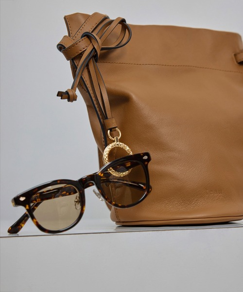 ROPE'（ロペ）の「【teau・牛革】panier rope ring holder（キー/バッグチャーム・サンプラス/メガネホルダー）（チャーム・レディース・キャメル/ブラック・FREE）」の2枚目の写真